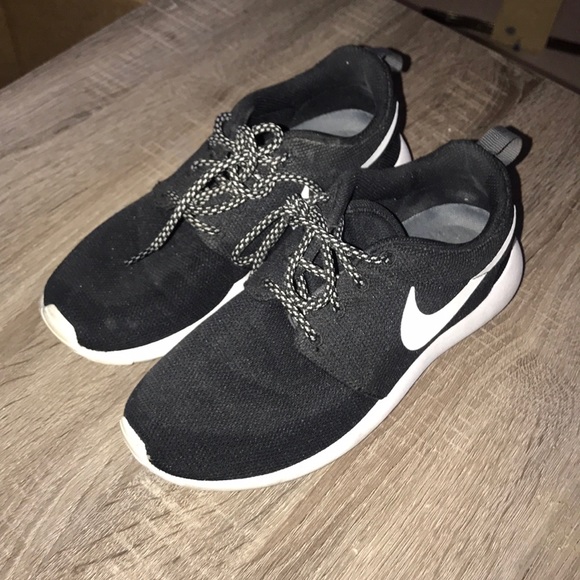 Black Nike Roshes - Picture 2 of 5
